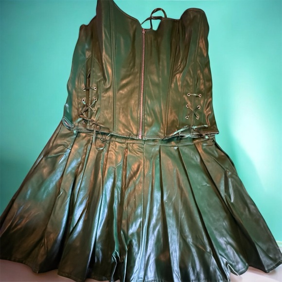 2 piece green Corset and skirt - Picture 3 of 10